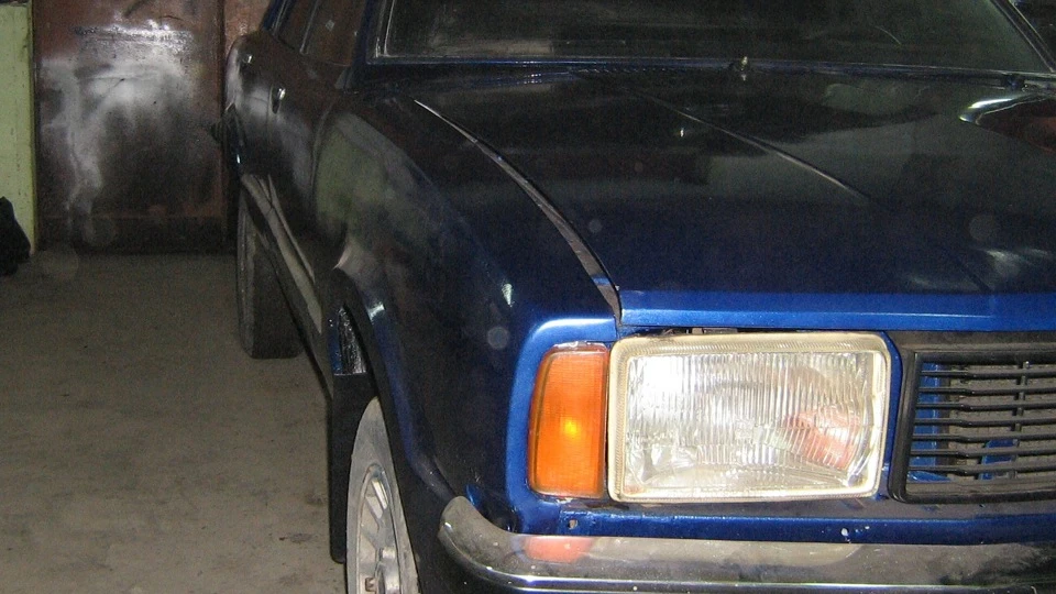 Ford Taunus синій металік V6 2.3L 4