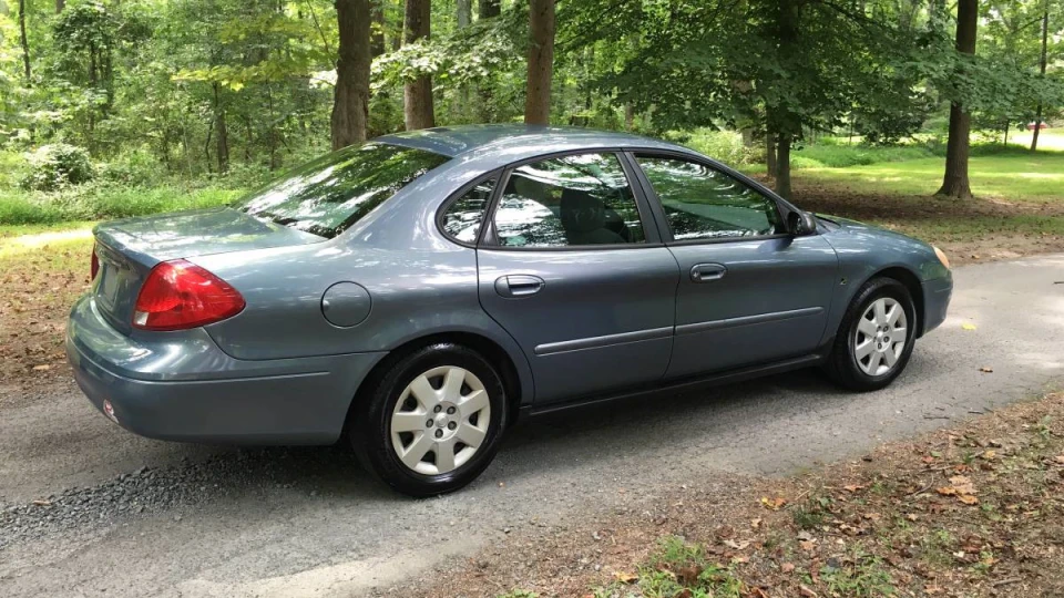 Ford Taurus 4
