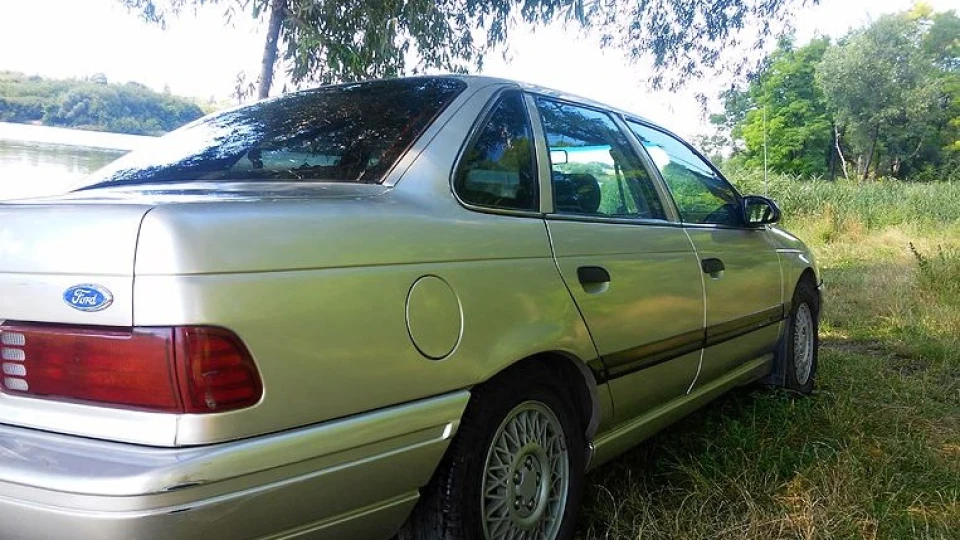 Ford Taurus 4