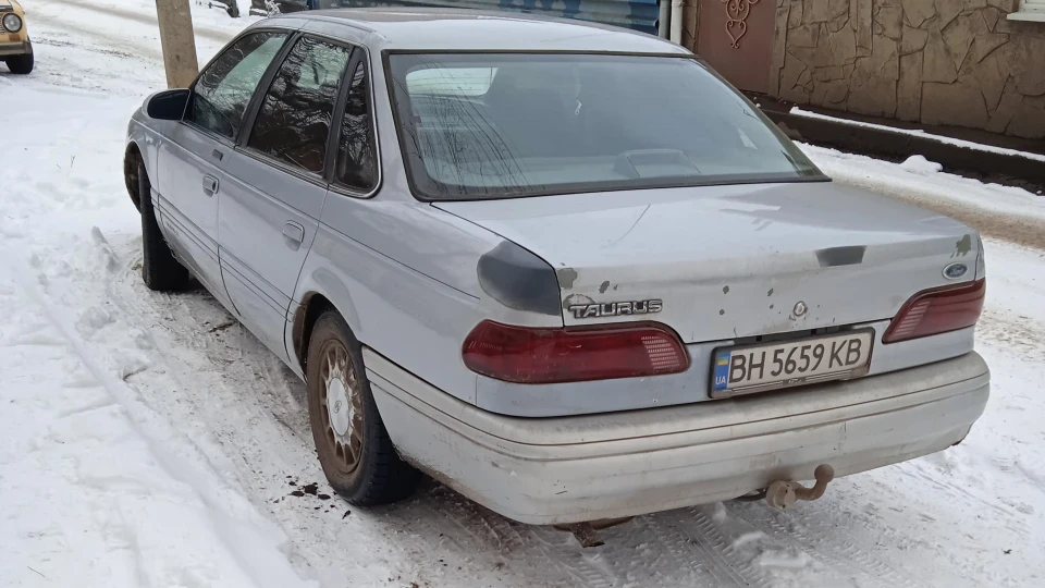 Ford Taurus 4