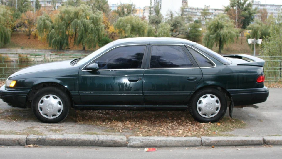 Ford Taurus GL 2 3.0L Green 2