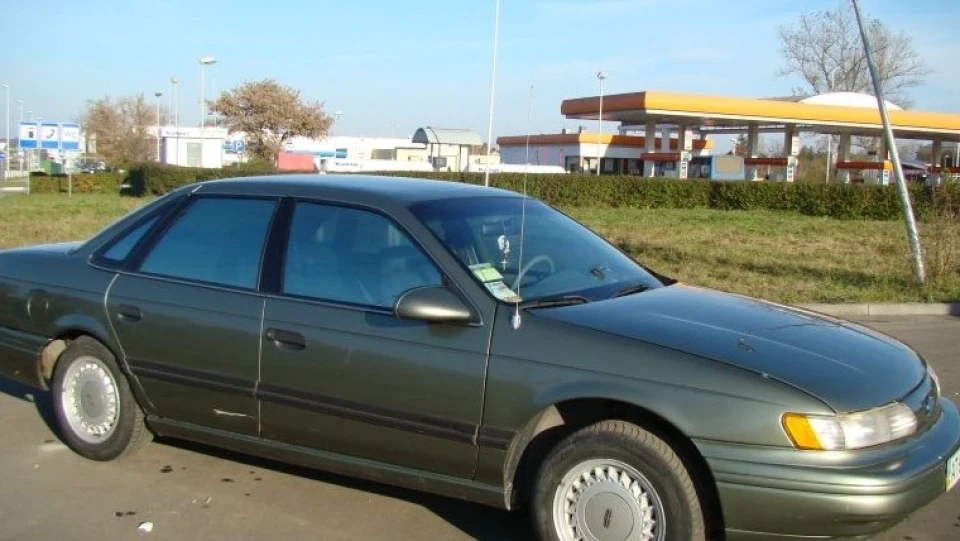 Ford Taurus LX 2