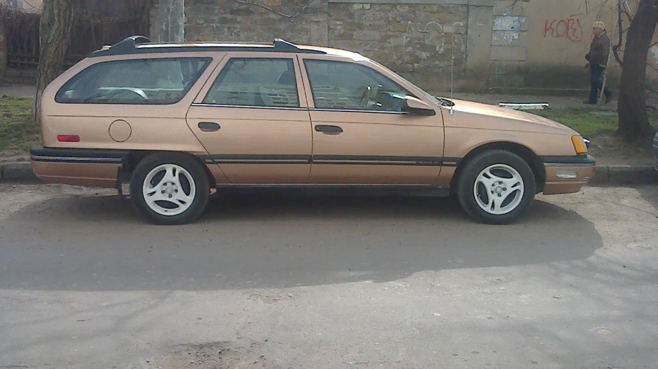 Ford Taurus wagon 4