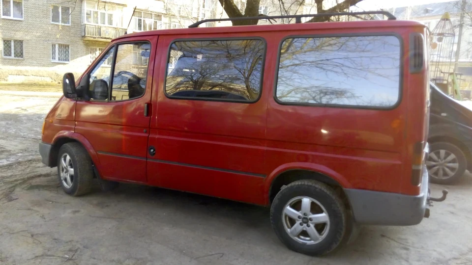 Ford Transit Червоний Трактор 3