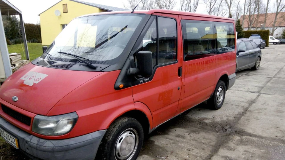 Ford Transit tourneo red dauphin 2