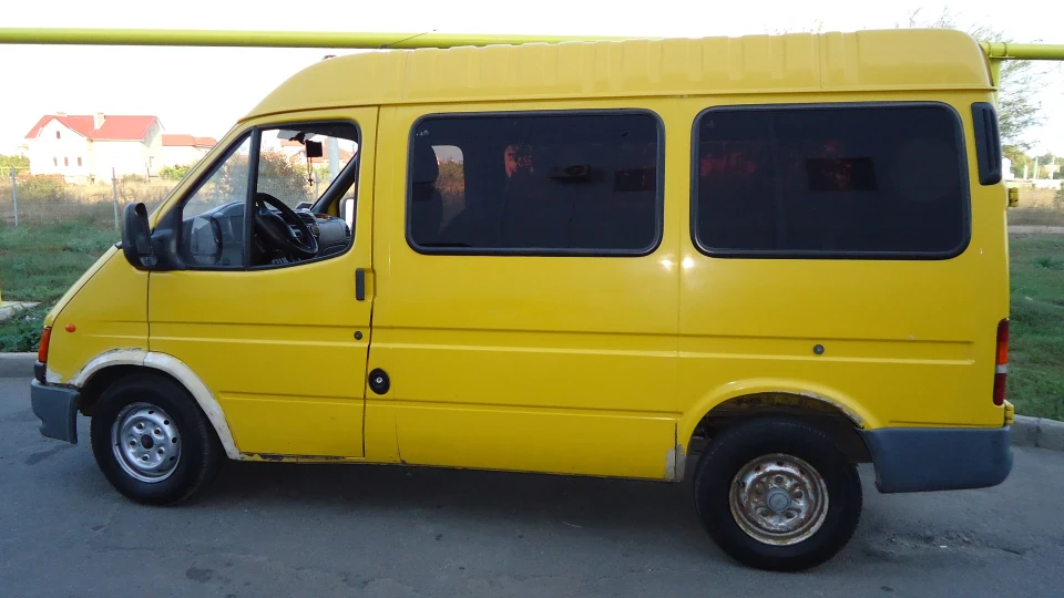 Ford Transit Жолтий M&Ms 2