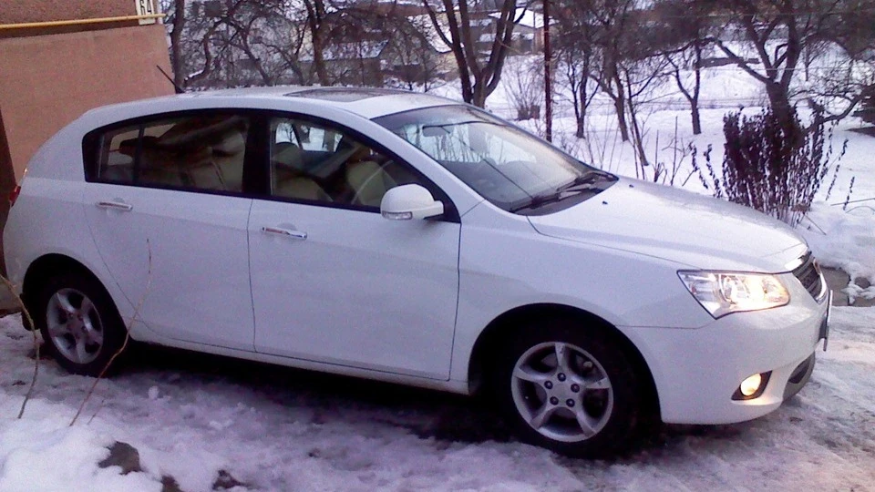 Geely Emgrand EC7 RV athens wthite 5