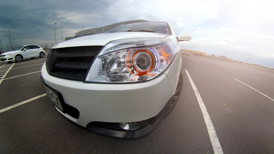 Geely MK Cross білий хетч 3