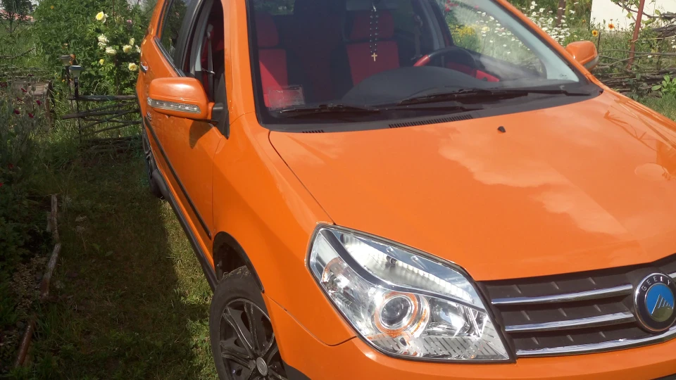 Geely MK Cross Orange 2