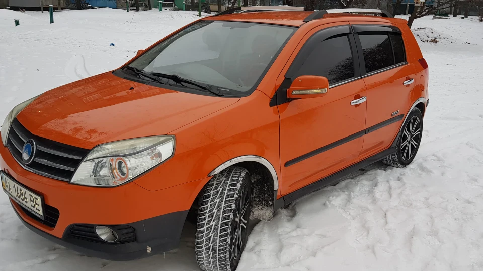 Geely MK Cross Orange 4