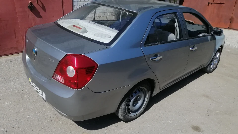 Geely MK Срібляста голка