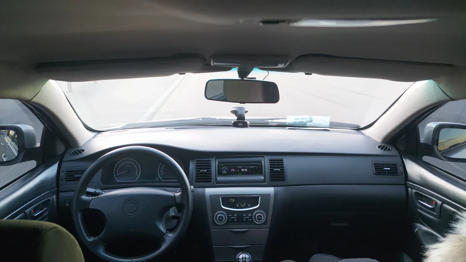 Geely SL Срібний корабель 3