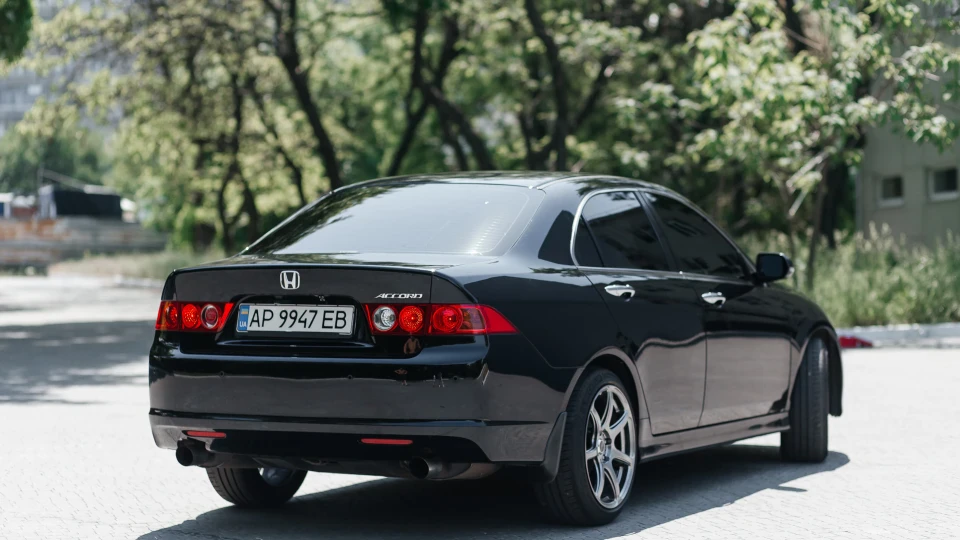 Honda Accord Black 2.4 AT EXE 4