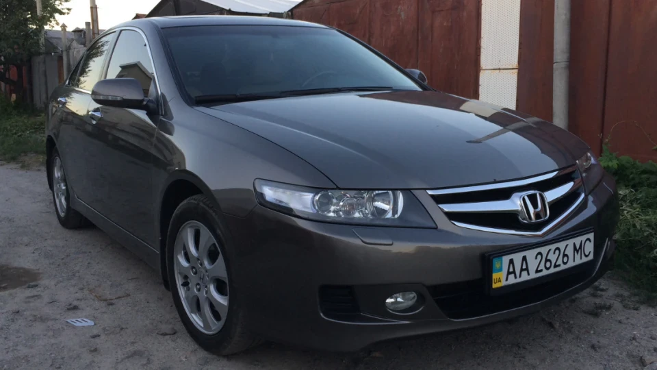Honda Accord вологий асфальт 2