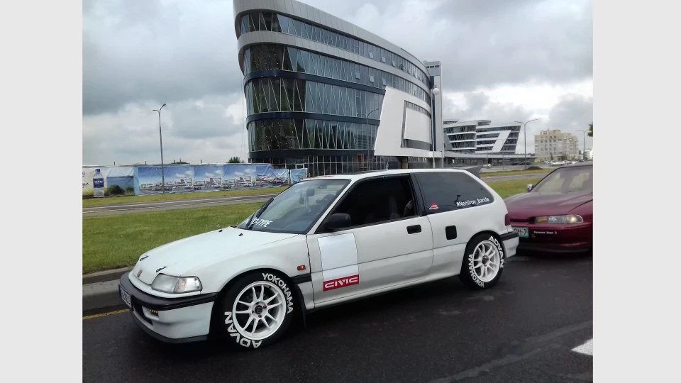 Honda Civic Hatchback Red Bull 2