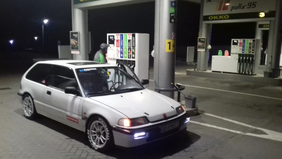 Honda Civic Hatchback Red Bull 4
