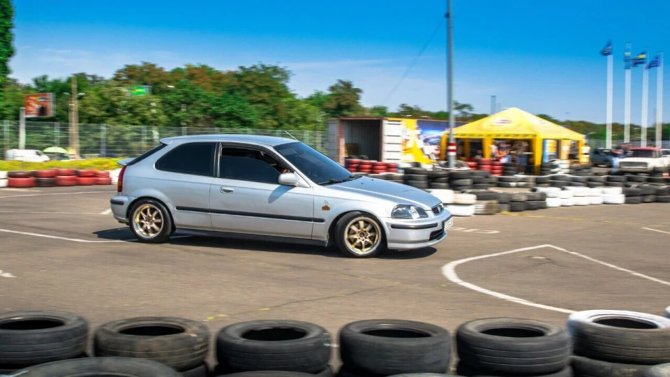 Honda Civic Hatchback у душі Tupe RRR 5