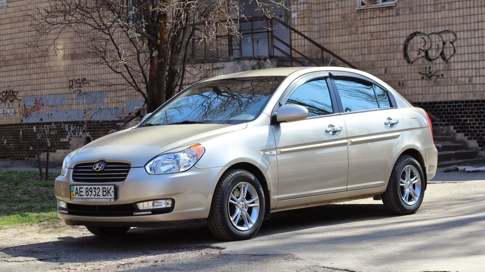 Hyundai Accent 1.4 DOHC MT 4