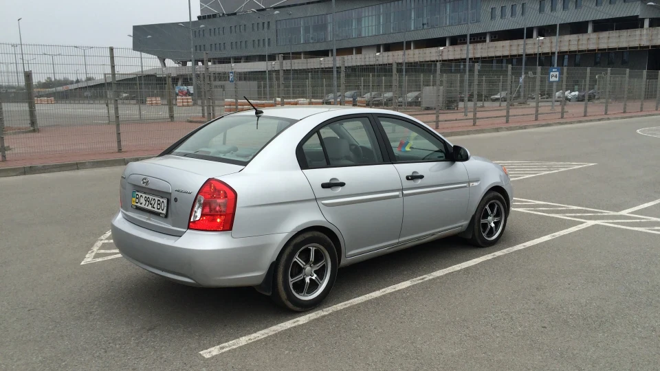 Hyundai Accent 1.4 DOHC MT 4