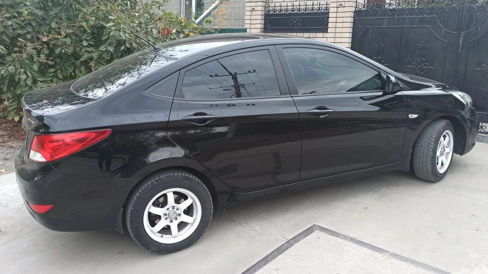 Hyundai Accent 50 CENT ) 2