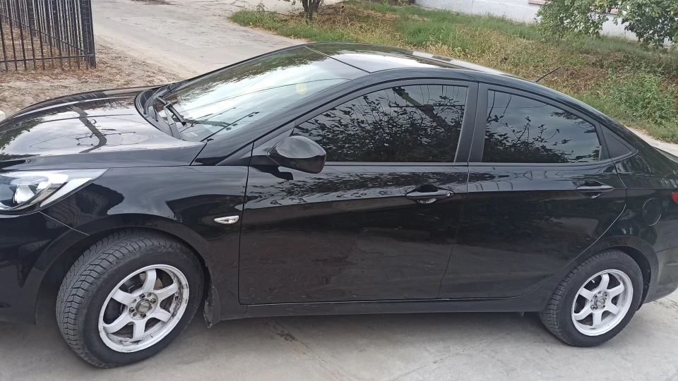 Hyundai Accent 50 CENT ) 3