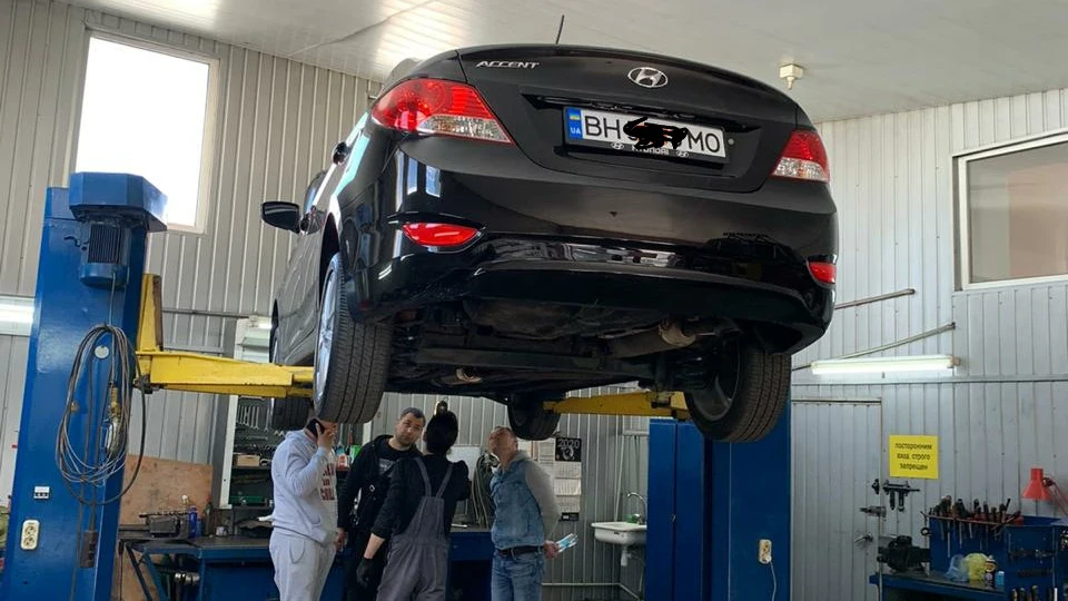 Hyundai Accent Американський чорний кінь 3