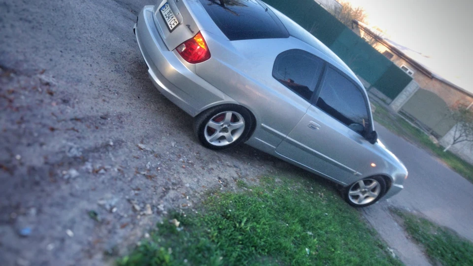 Hyundai Accent Coupe 4