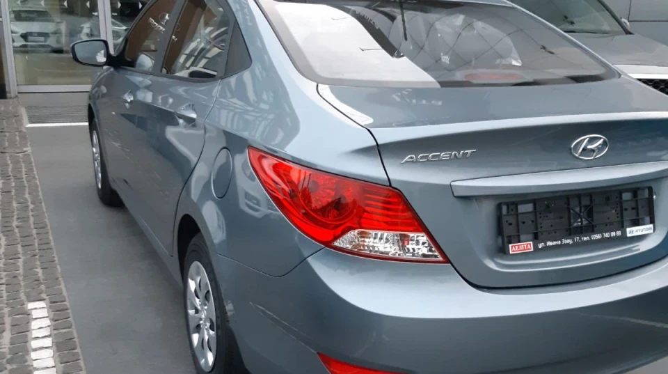 Hyundai Accent Lake Silver 2