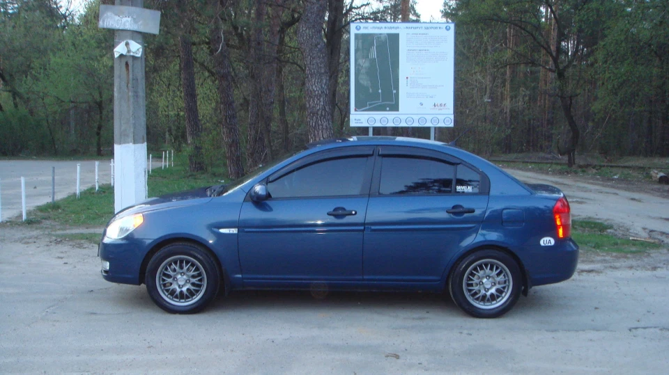 Hyundai Accent Onyx Blue 5