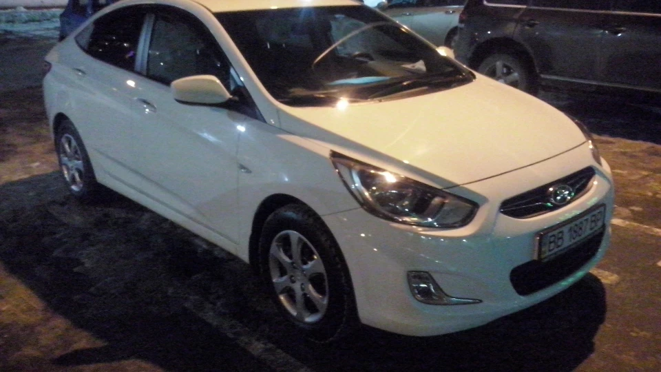 Hyundai Accent White Raven