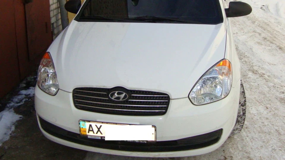Hyundai Accent White Shark 2