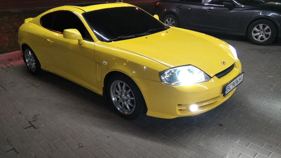 Hyundai Coupe Tiburon Limited 4