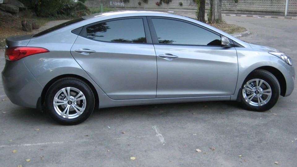 Hyundai Elantra 4