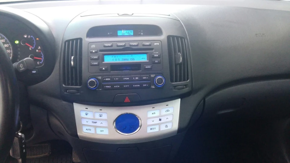 Hyundai Elantra 4