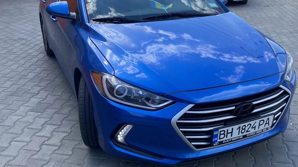 Hyundai Elantra 4