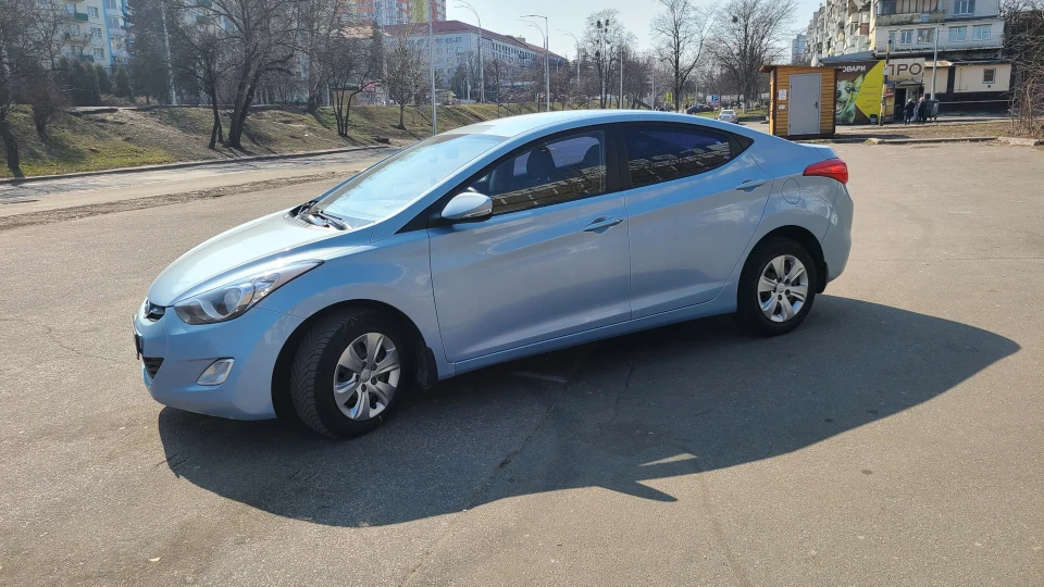 Hyundai Elantra 4