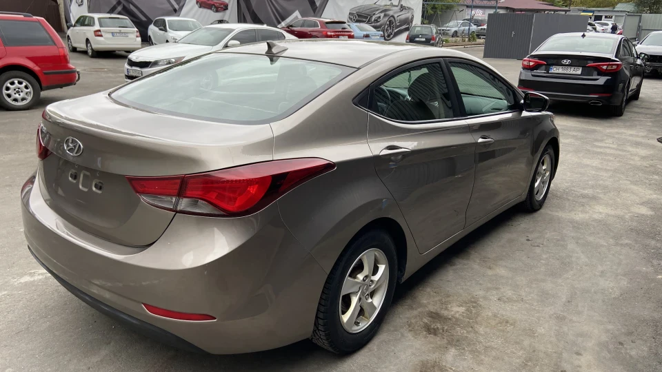 Hyundai Elantra 2