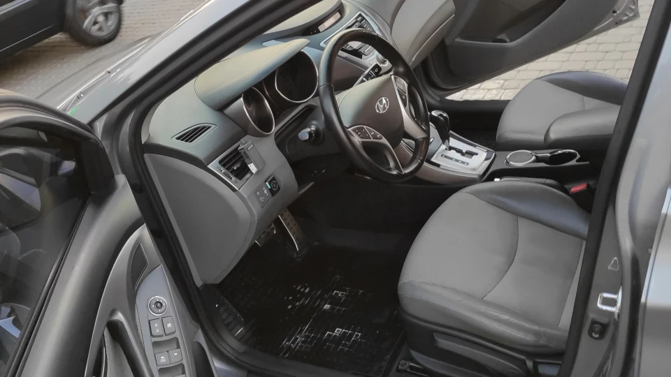 Hyundai Elantra 2