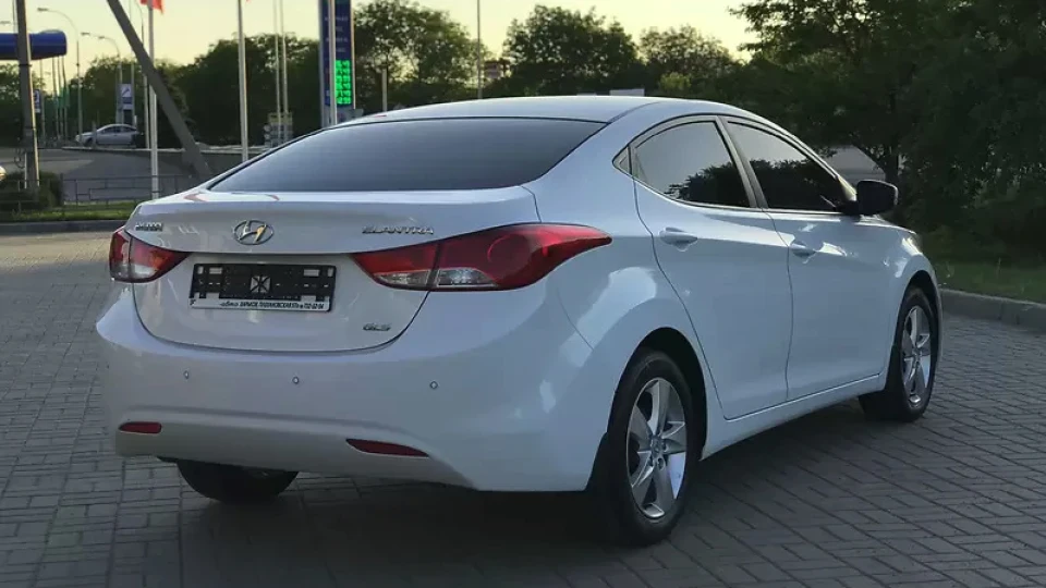 Hyundai Elantra 2