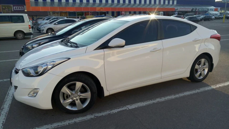 Hyundai Elantra 4
