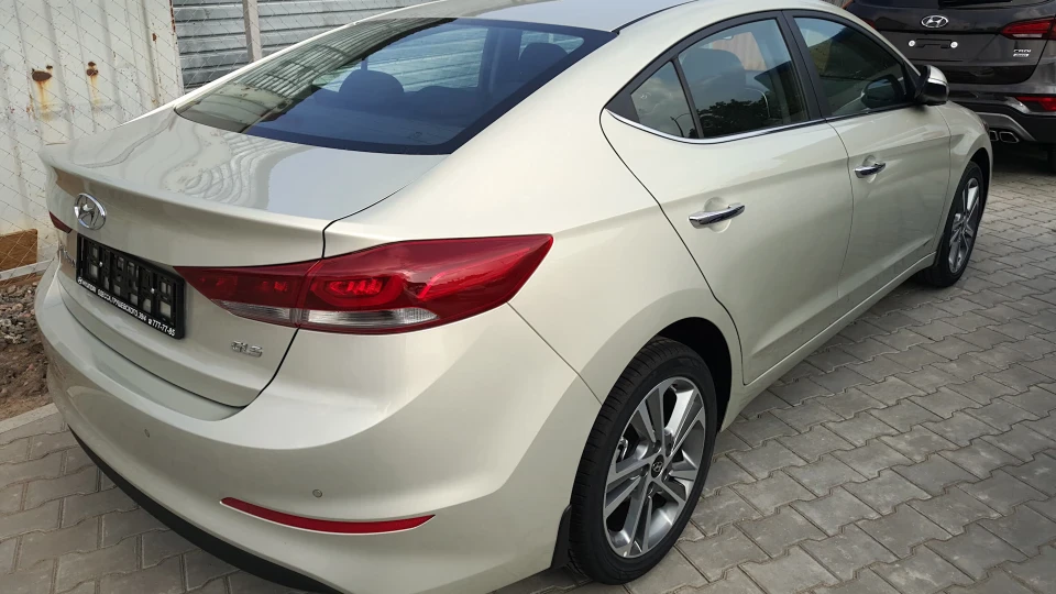 Hyundai Elantra 1.6 AT