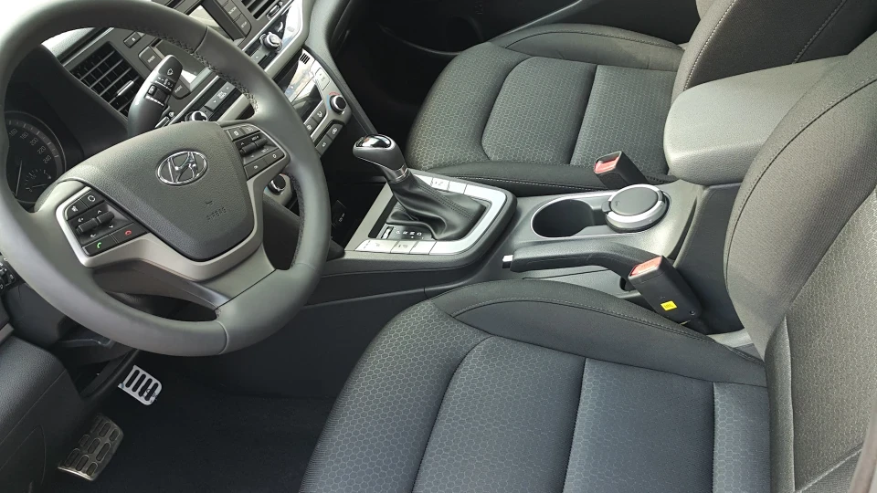 Hyundai Elantra 1.6 AT 2