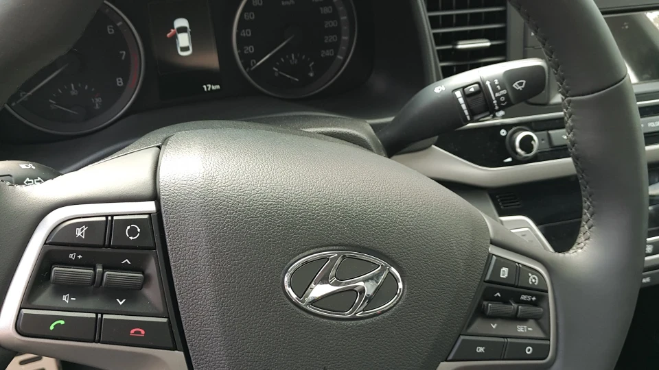 Hyundai Elantra 1.6 AT 3