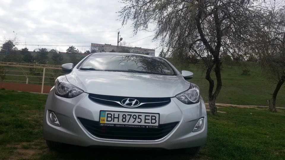 Hyundai Elantra 1,6 сріблястий металік