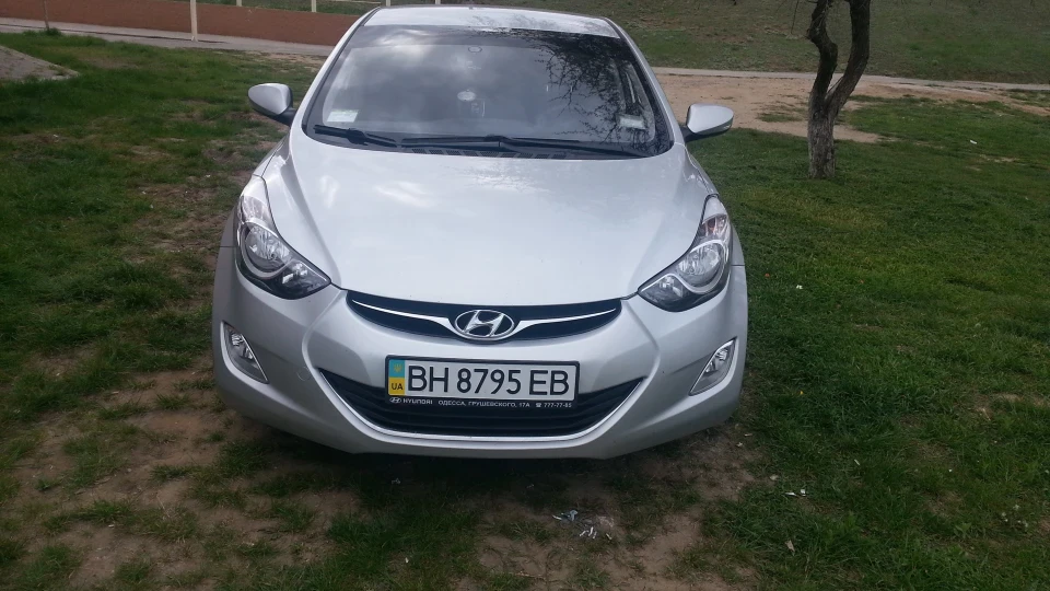 Hyundai Elantra 1,6 сріблястий металік 2