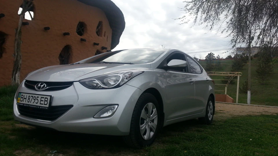 Hyundai Elantra 1,6 сріблястий металік 3