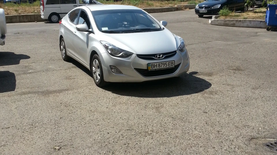 Hyundai Elantra 1,6 сріблястий металік 4