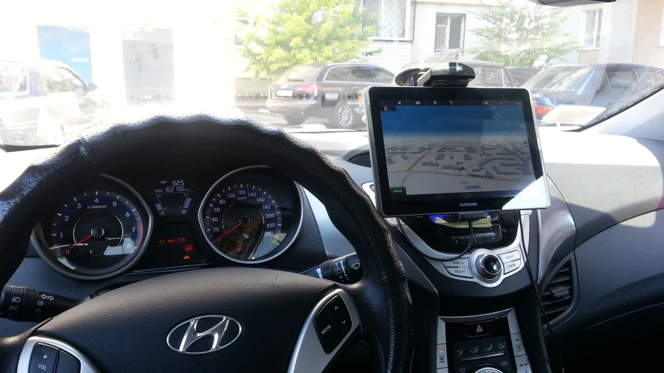 Hyundai Elantra 1,6 сріблястий металік 5