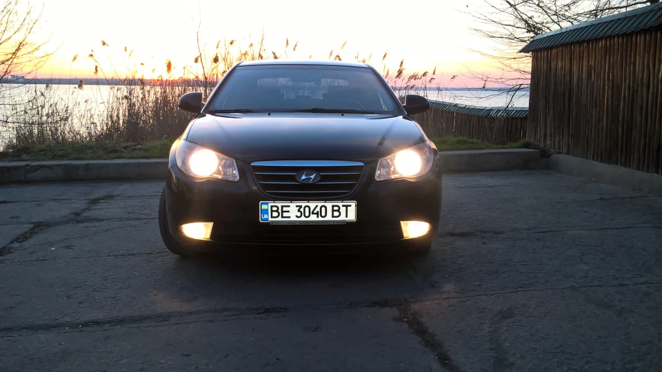 Hyundai Elantra Black Pearl 2.0 4