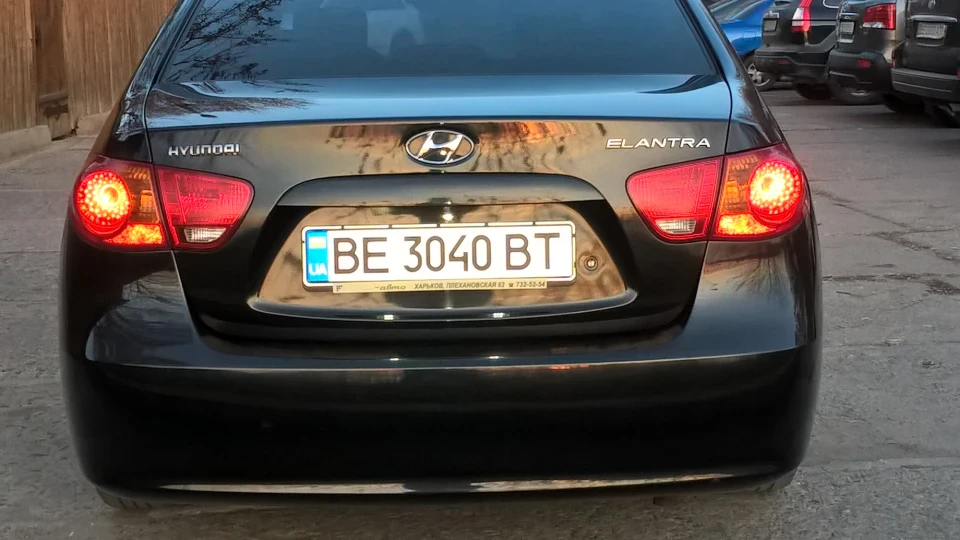 Hyundai Elantra Black Pearl 2.0 5